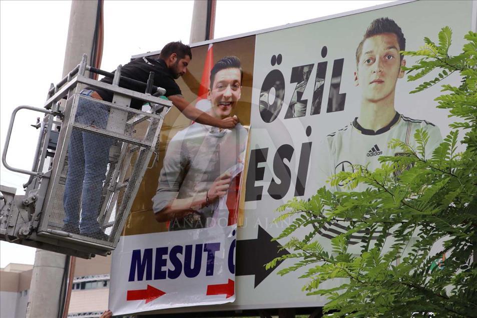 Mesut Ozil recibe el apoyo de su pueblo natal