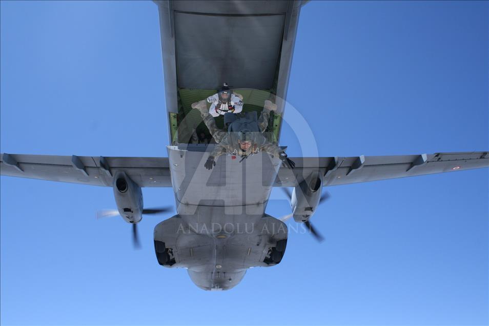 Turkish special forces hold airborne drill