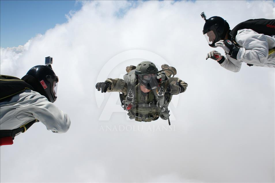 Bordo berelilerin paraşüt eğitiminden özel görüntüler