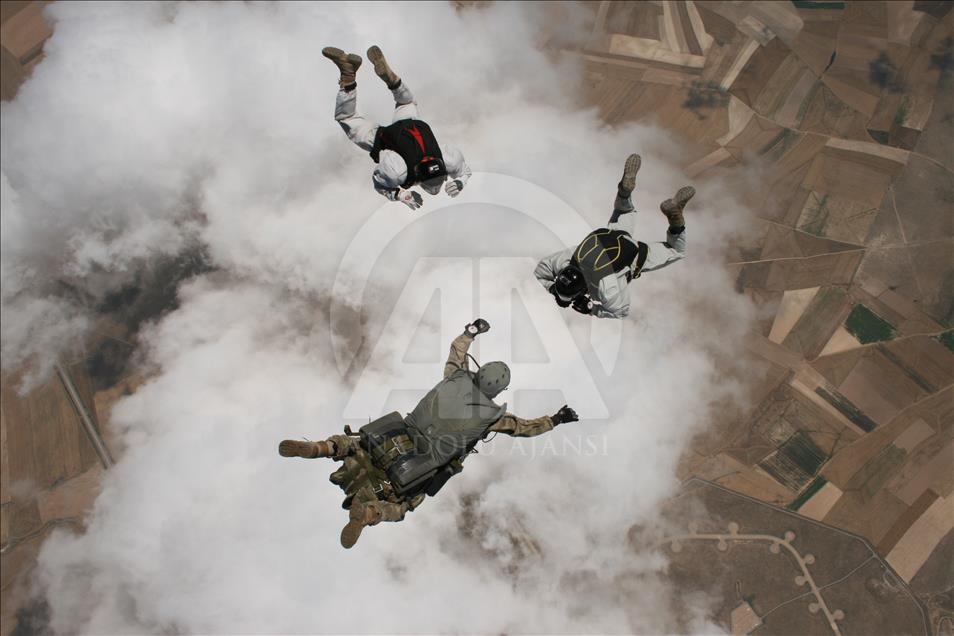 Turkish special forces hold airborne drill