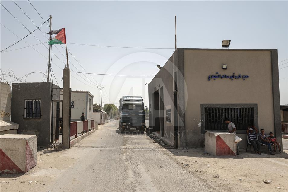 Israel buka sebagian pintu perbatasan Karim Abu Salim, di Gaza