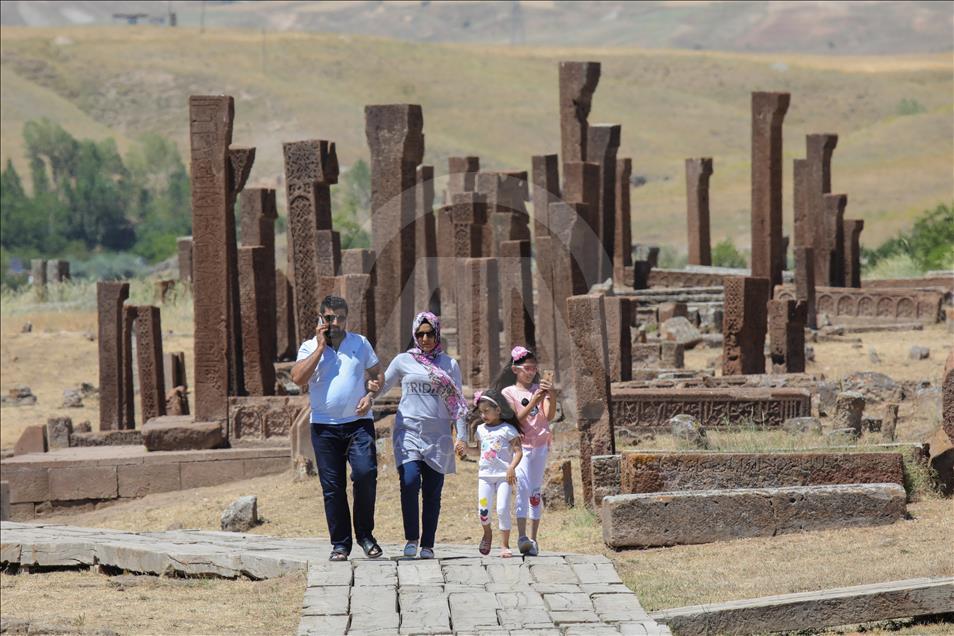 Selçuklu Meydan Mezarlığı tarihe ışık tutuyor