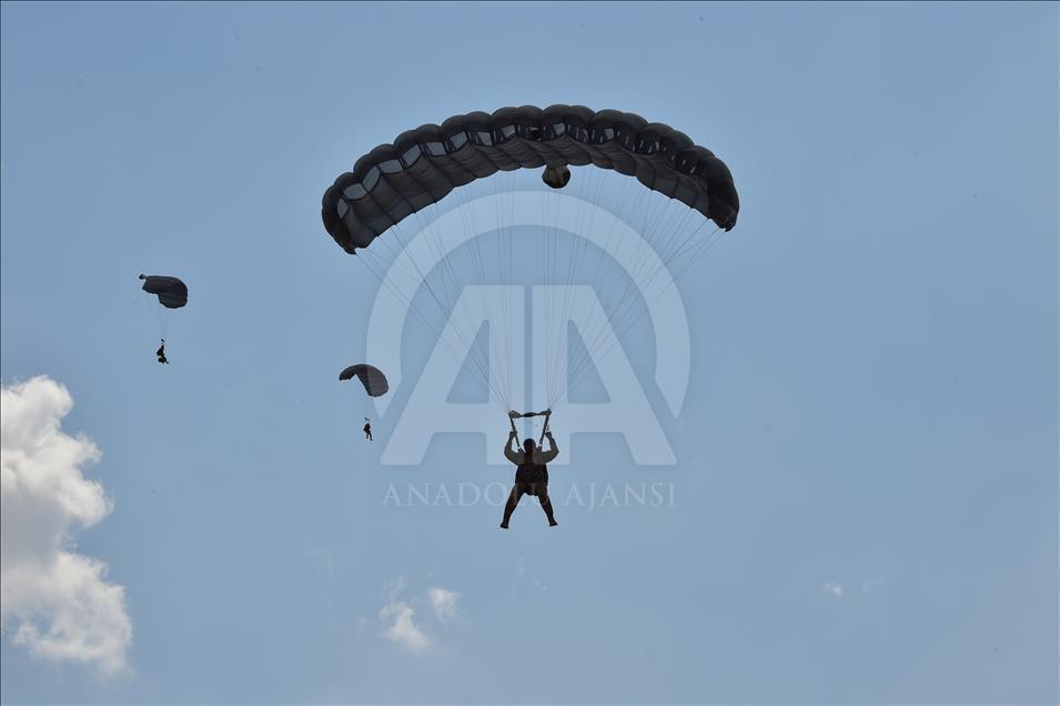 Turkish special forces hold airborne drill