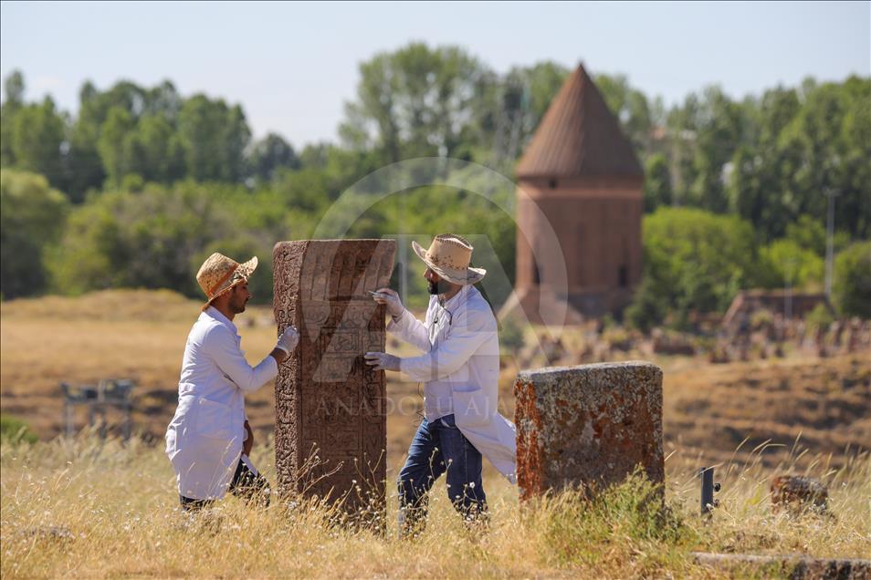 Selçuklu Meydan Mezarlığı tarihe ışık tutuyor