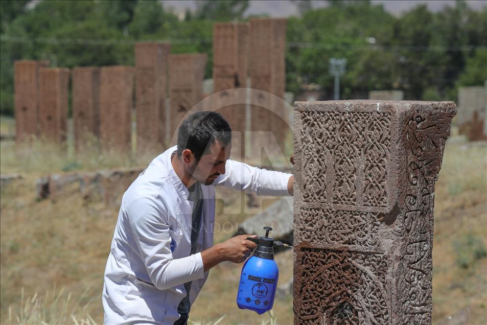 Selçuklu Meydan Mezarlığı tarihe ışık tutuyor
