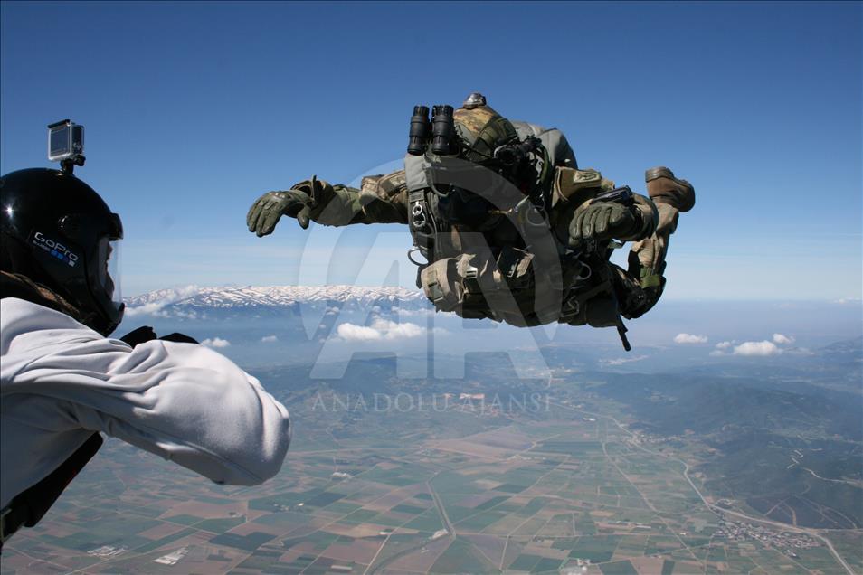Turkish special forces hold airborne drill