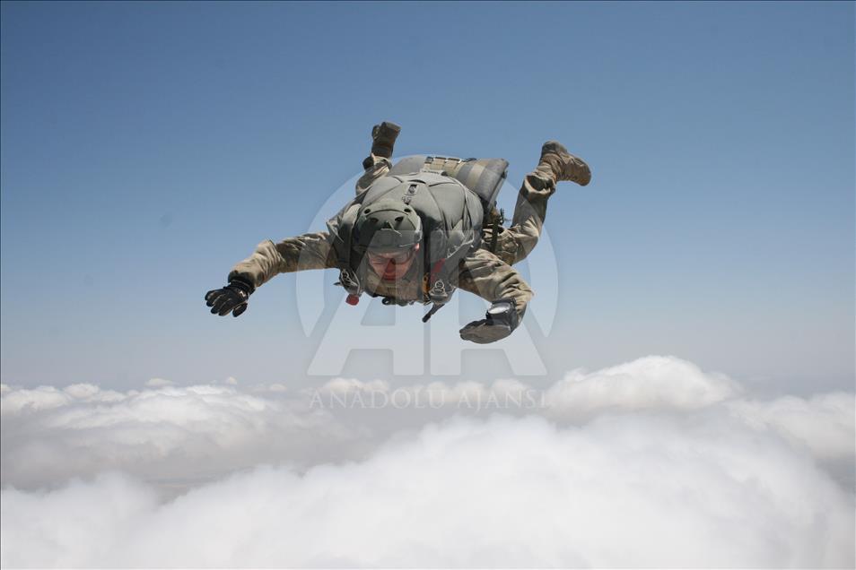 Turkish special forces hold airborne drill