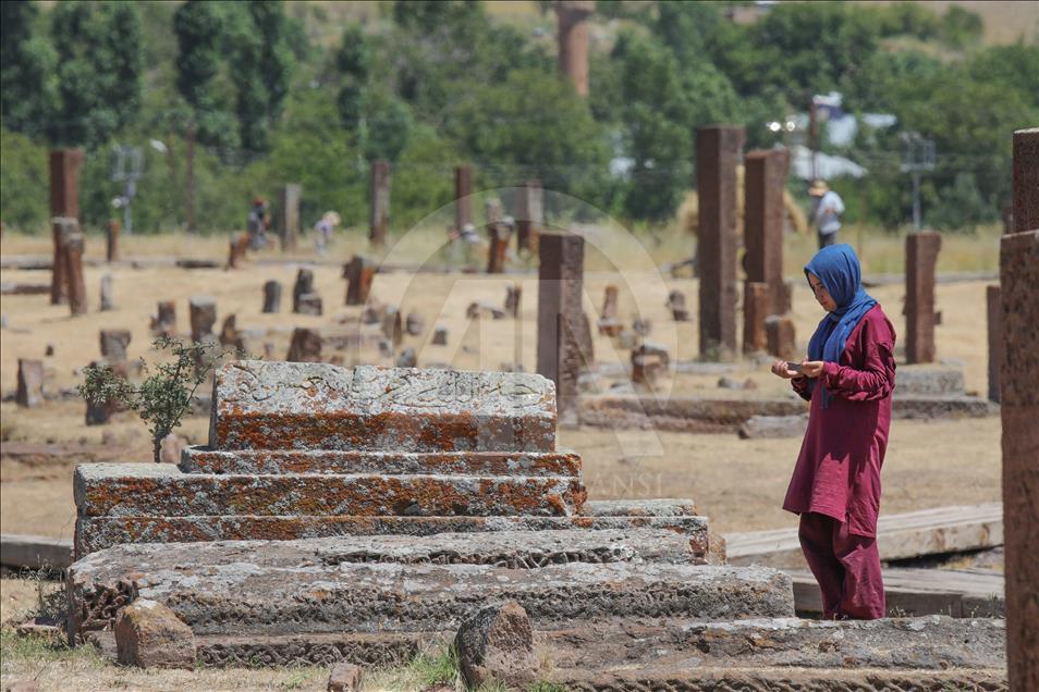 Selçuklu Meydan Mezarlığı tarihe ışık tutuyor