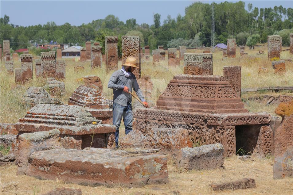Selçuklu Meydan Mezarlığı tarihe ışık tutuyor