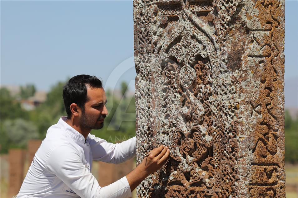 Selçuklu Meydan Mezarlığı tarihe ışık tutuyor