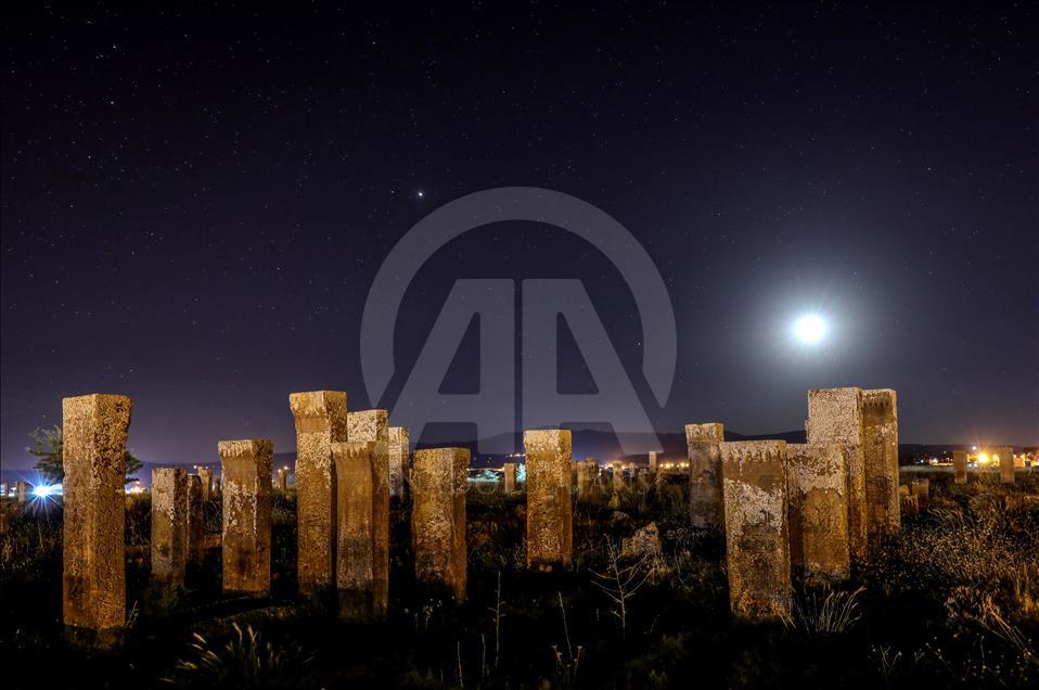 Selçuklu Meydan Mezarlığı tarihe ışık tutuyor