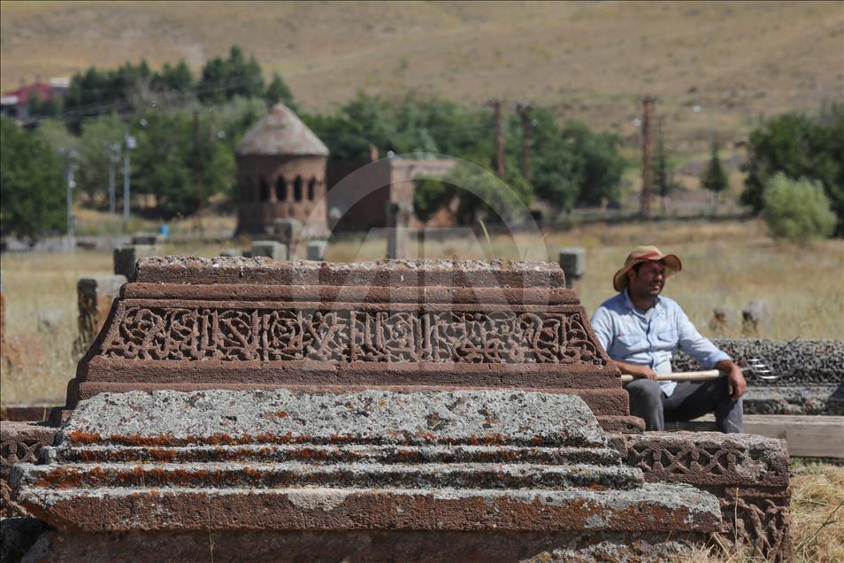 Selçuklu Meydan Mezarlığı tarihe ışık tutuyor