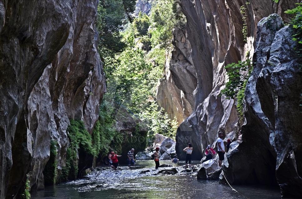 "الجنة المخفية" بمرسين التركية.. باردة صيفا
