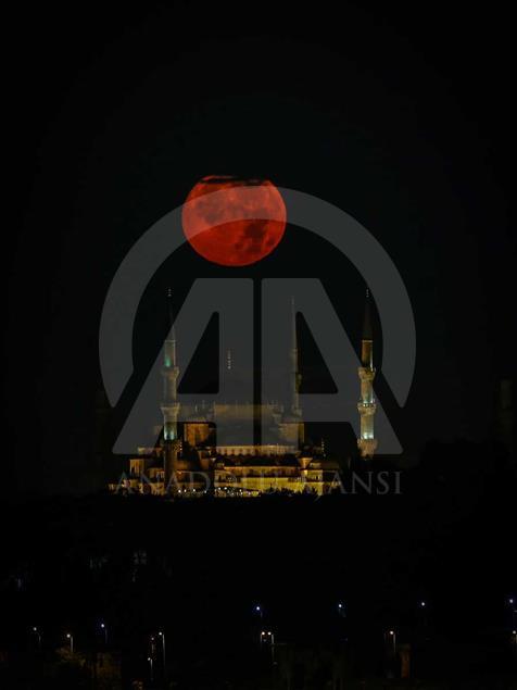 Luna llena sobre Estambul