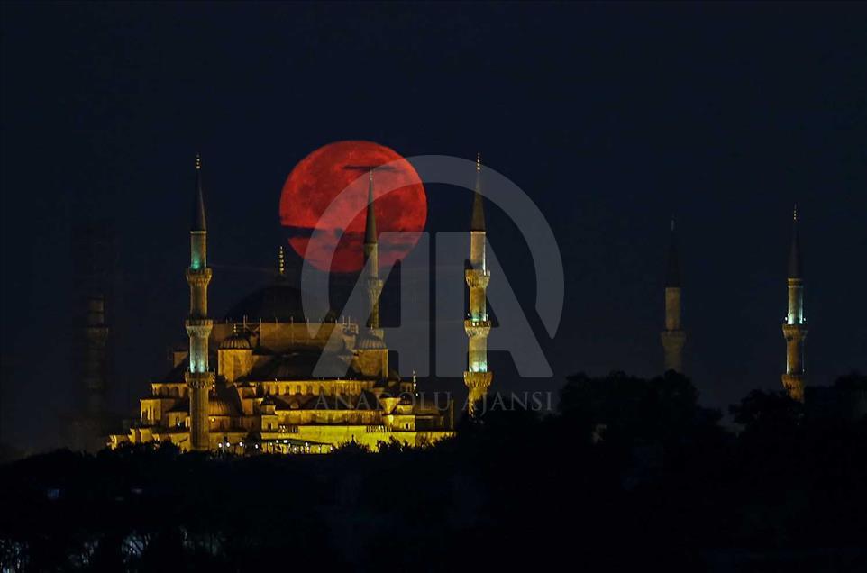 Luna llena sobre Estambul