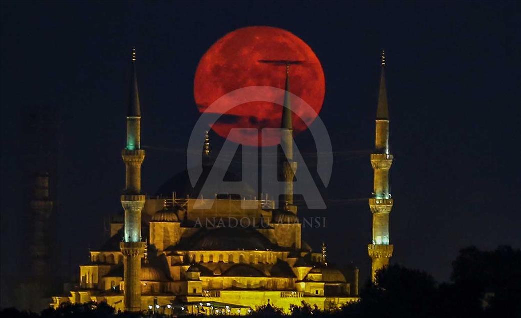 Luna llena sobre Estambul