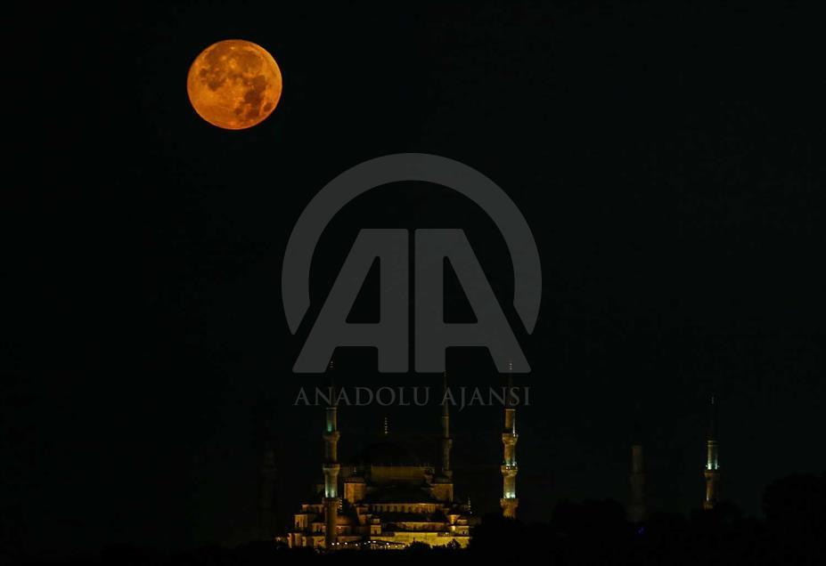 Luna llena sobre Estambul
