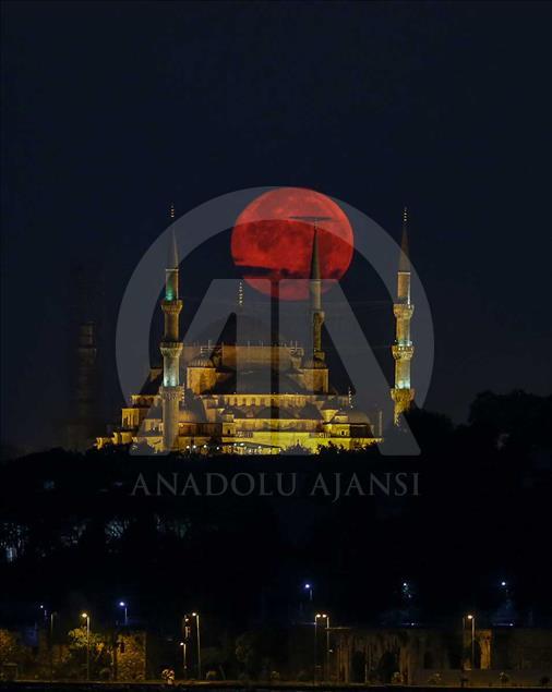 Luna llena sobre Estambul