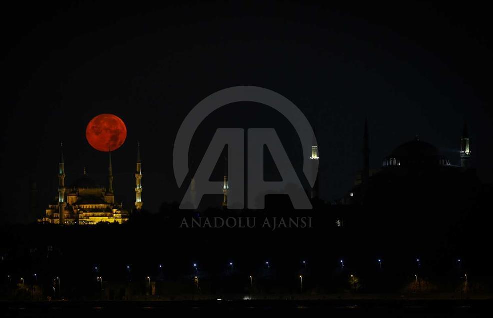 Luna llena sobre Estambul