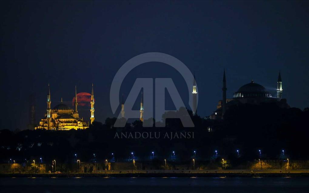 Luna llena sobre Estambul
