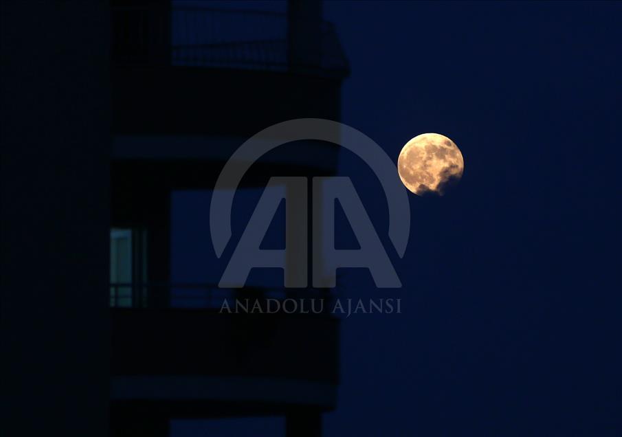 Adana'da dolunay