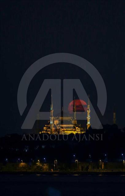 Luna llena sobre Estambul