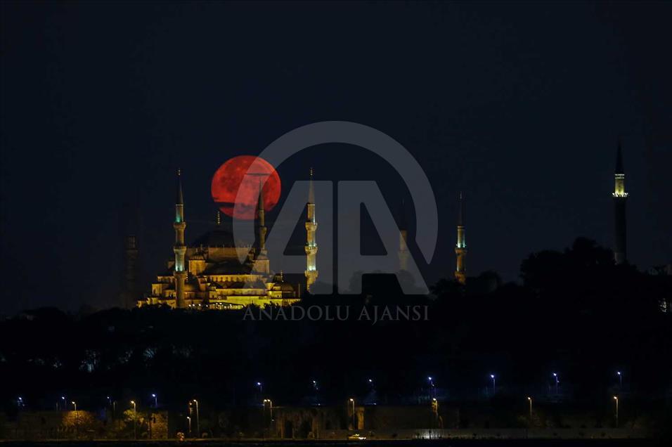Luna llena sobre Estambul