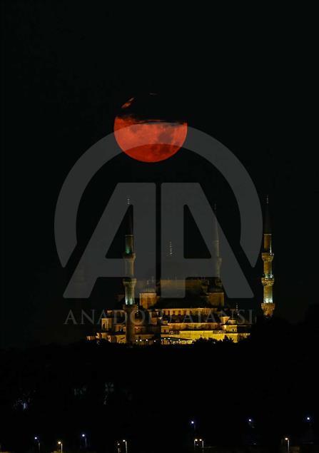 Luna llena sobre Estambul