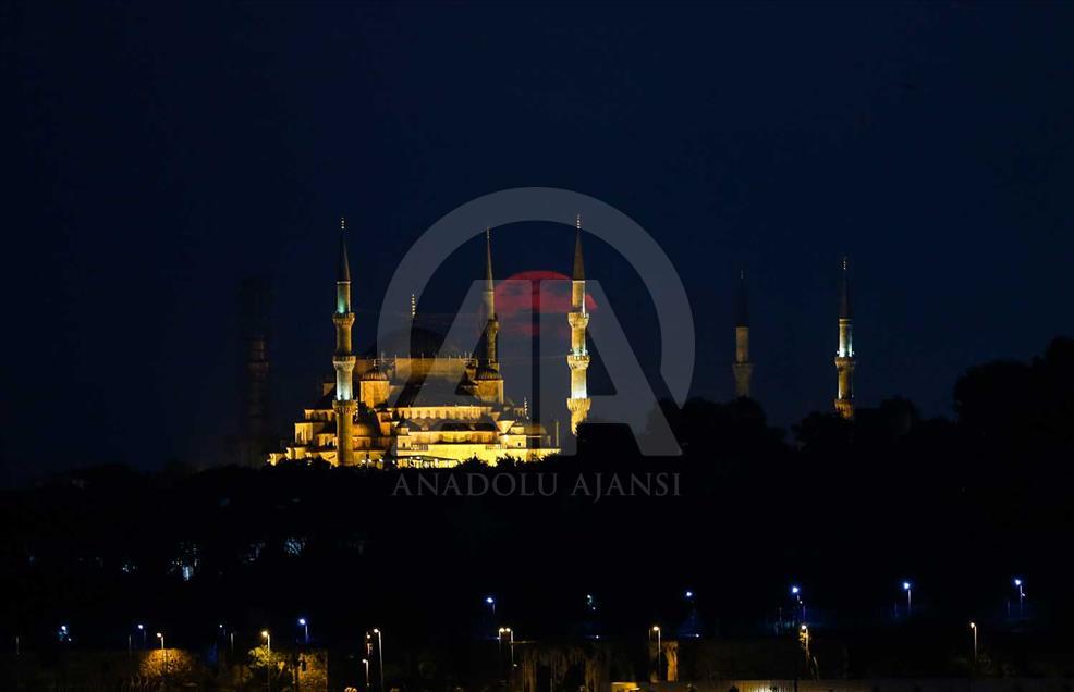 Luna llena sobre Estambul