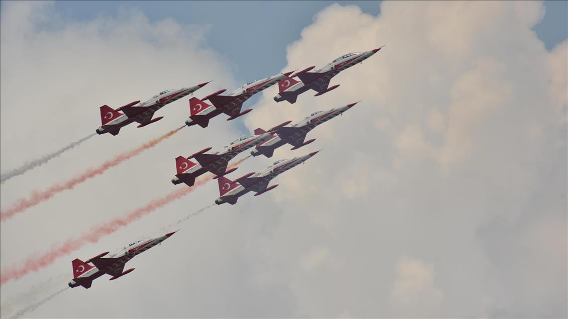 Türk Yıldızları Bükreş semalarında gösteri yaptı
