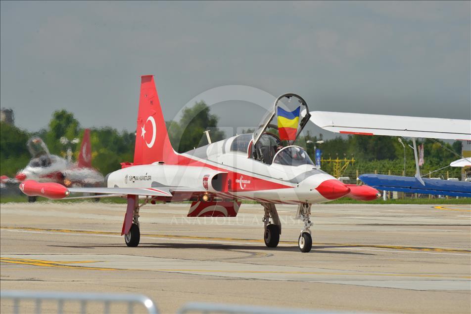 Türk Yıldızları Bükreş semalarında gösteri yaptı