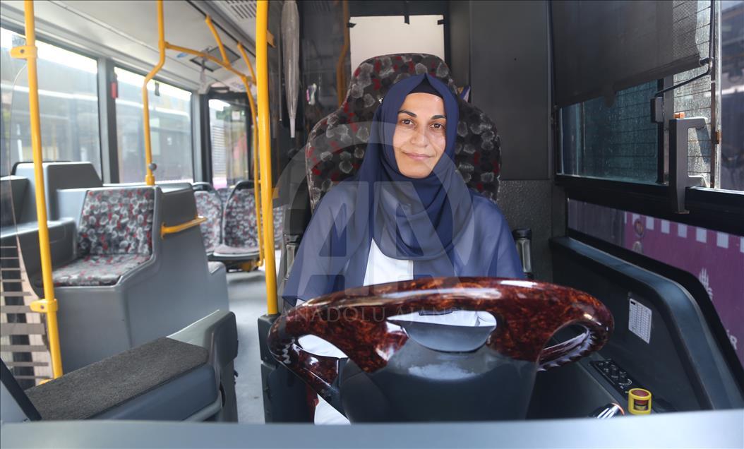 İstanbul yollarında başörtülü bir kaptan