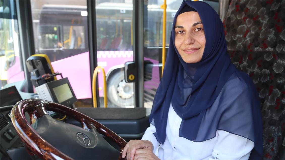 İstanbul yollarında başörtülü bir kaptan