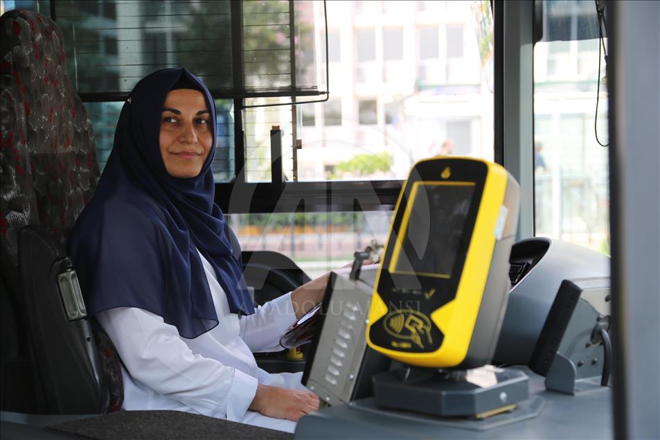 İstanbul yollarında başörtülü bir kaptan