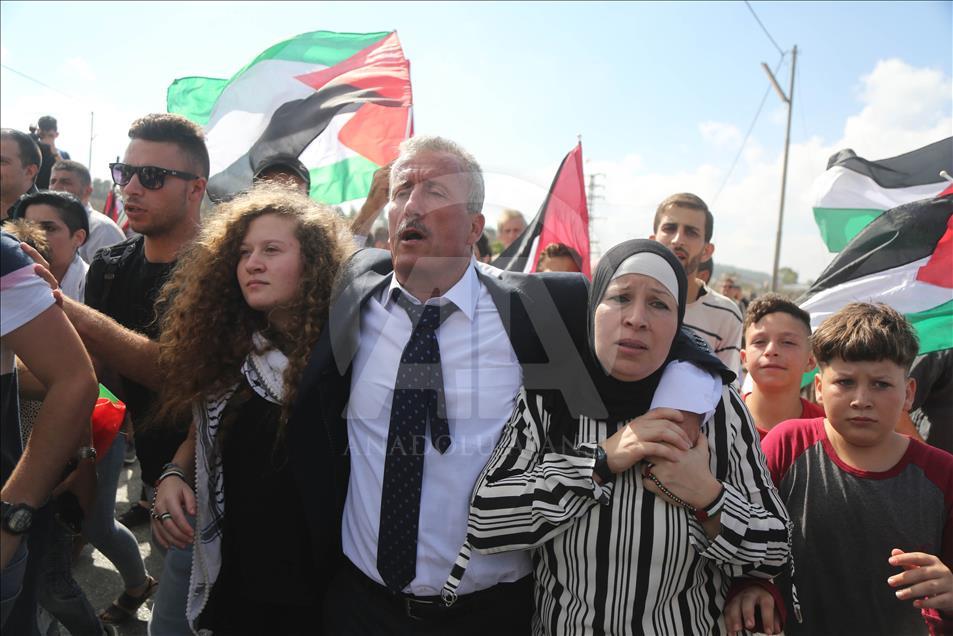 Jailed Palestinian teenager Ahed Tamimi, her mother released after 7 months in prison