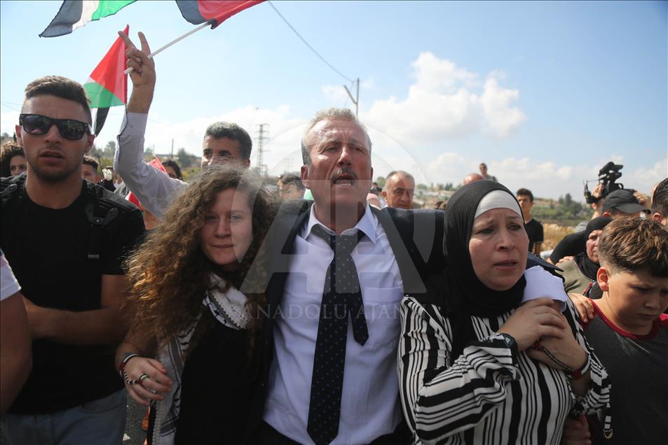 Jailed Palestinian teenager Ahed Tamimi, her mother released after 7 months in prison