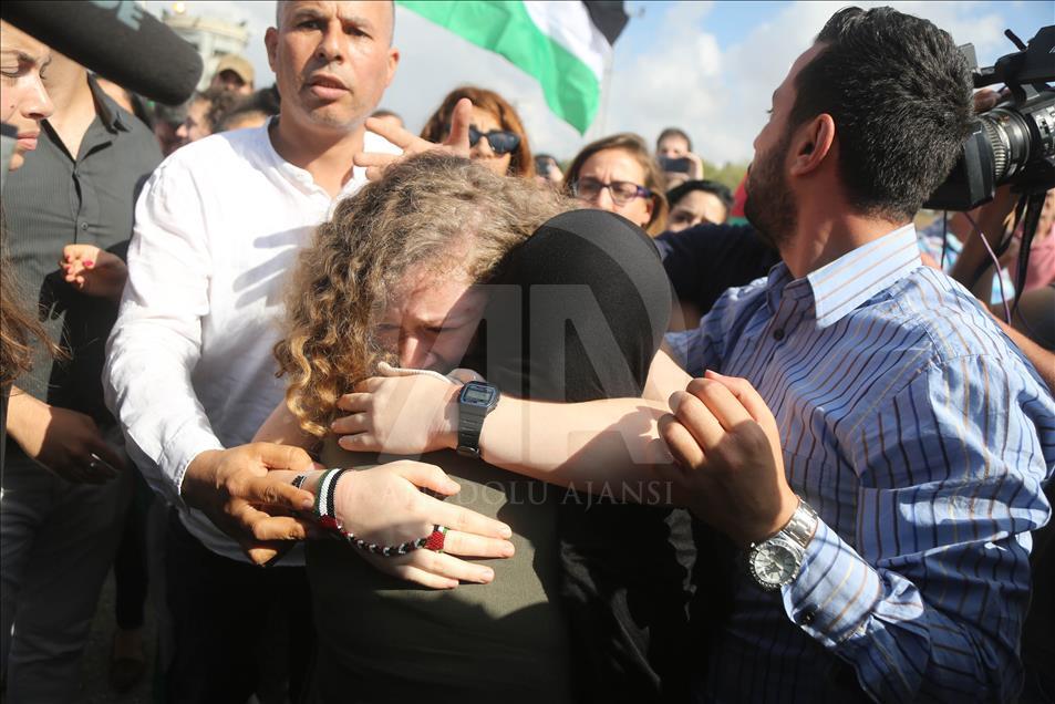 Jailed Palestinian teenager Ahed Tamimi, her mother released after 7 months in prison