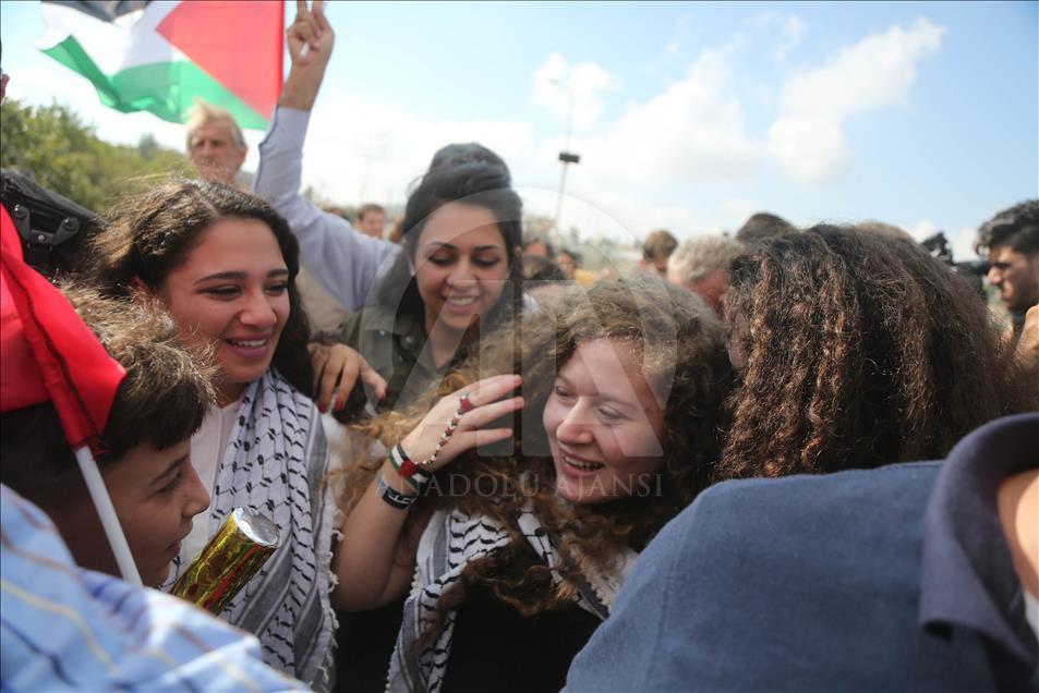 Jailed Palestinian teenager Ahed Tamimi, her mother released after 7 months in prison