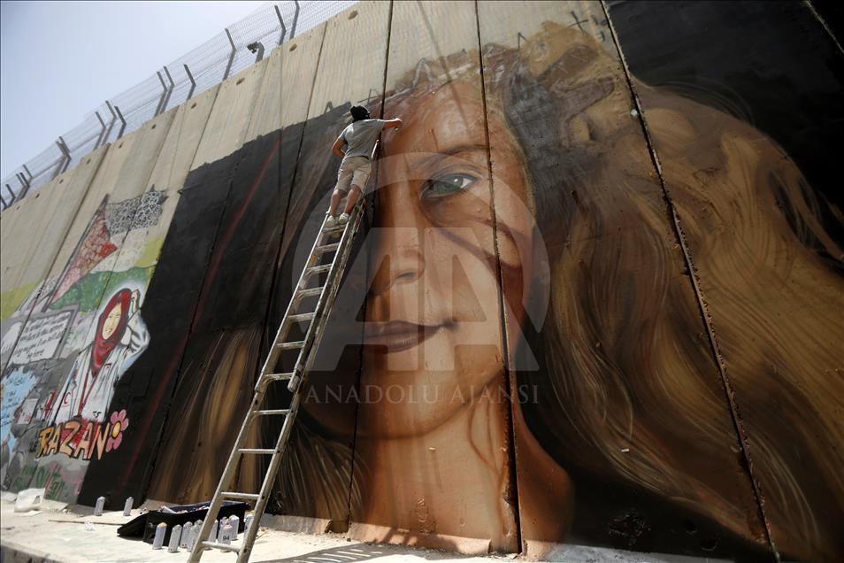 Israel detiene a artistas italianos por pintar mural de joven ícono de la resistencia palestina