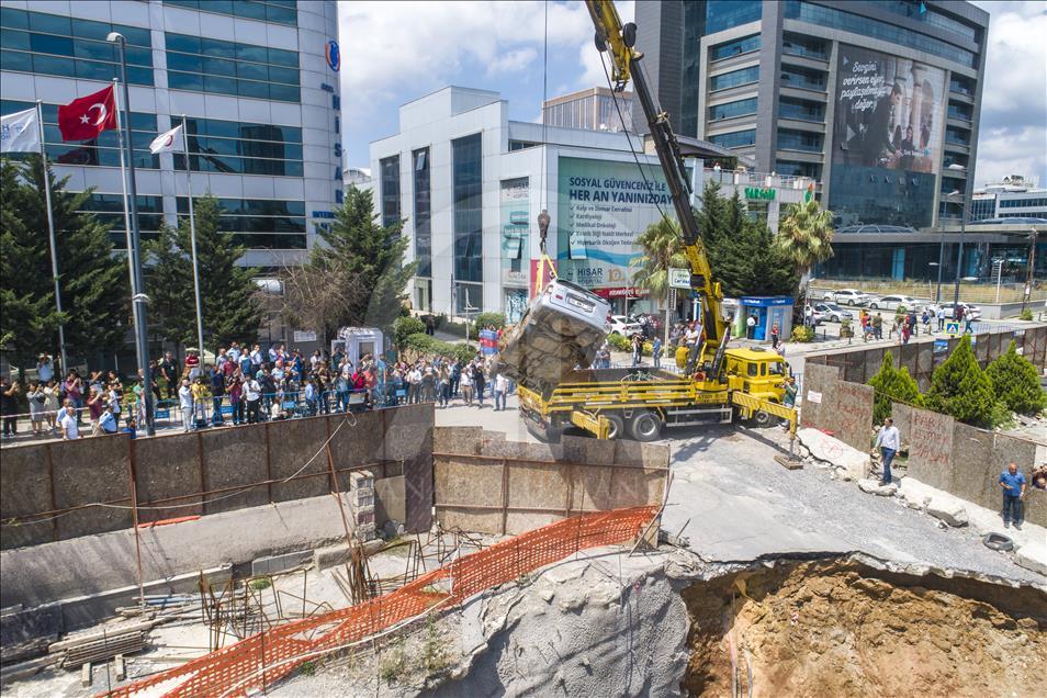 Ümraniye'de inşaatın istinat duvarı çöktü
