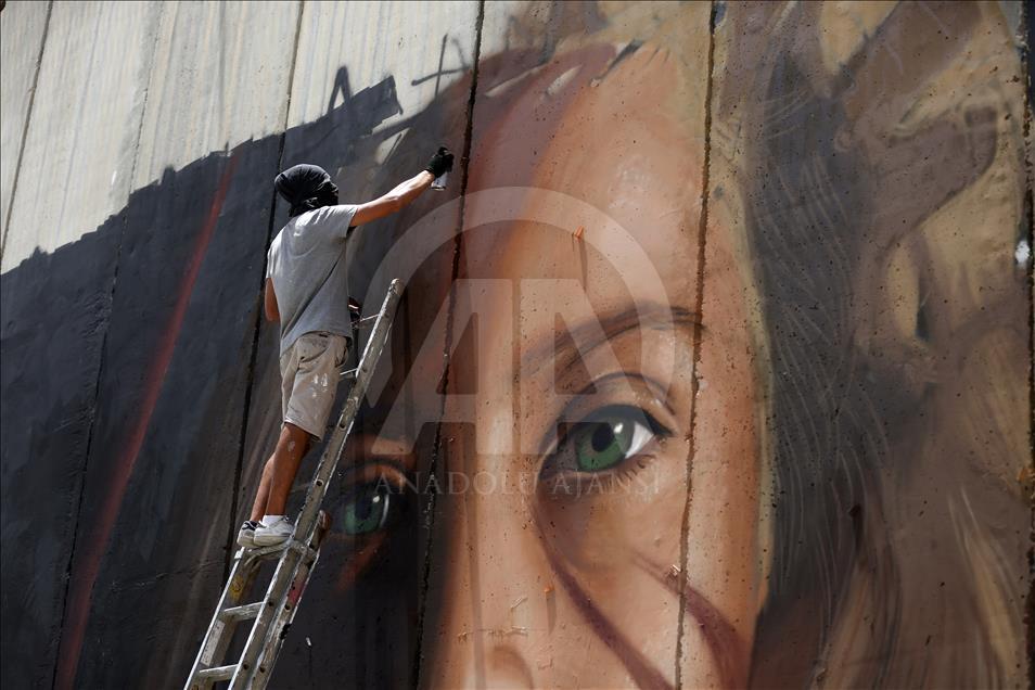 Israel detiene a artistas italianos por pintar mural de joven ícono de la resistencia palestina