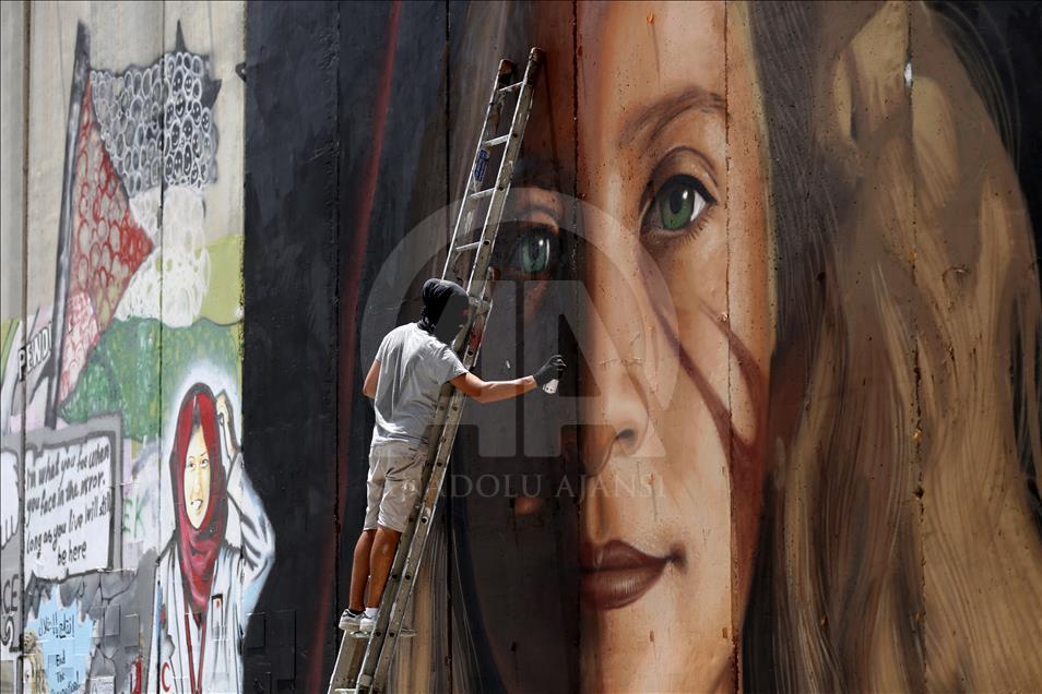 Israel detiene a artistas italianos por pintar mural de joven ícono de la resistencia palestina
