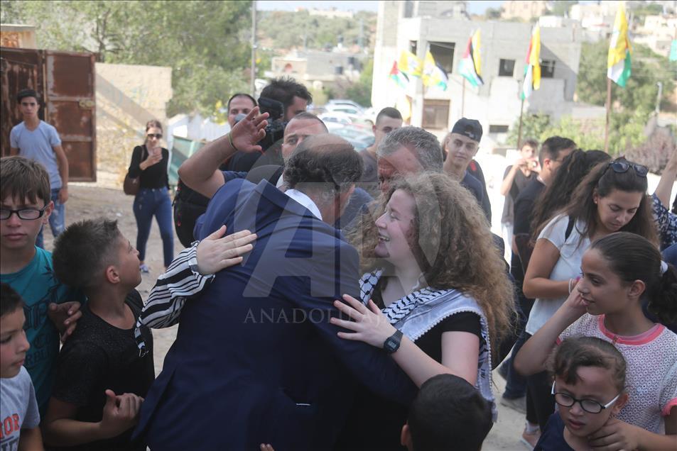 Remaja Palestina Ahed al-Tamimi di bebaskan dari penjara Israel