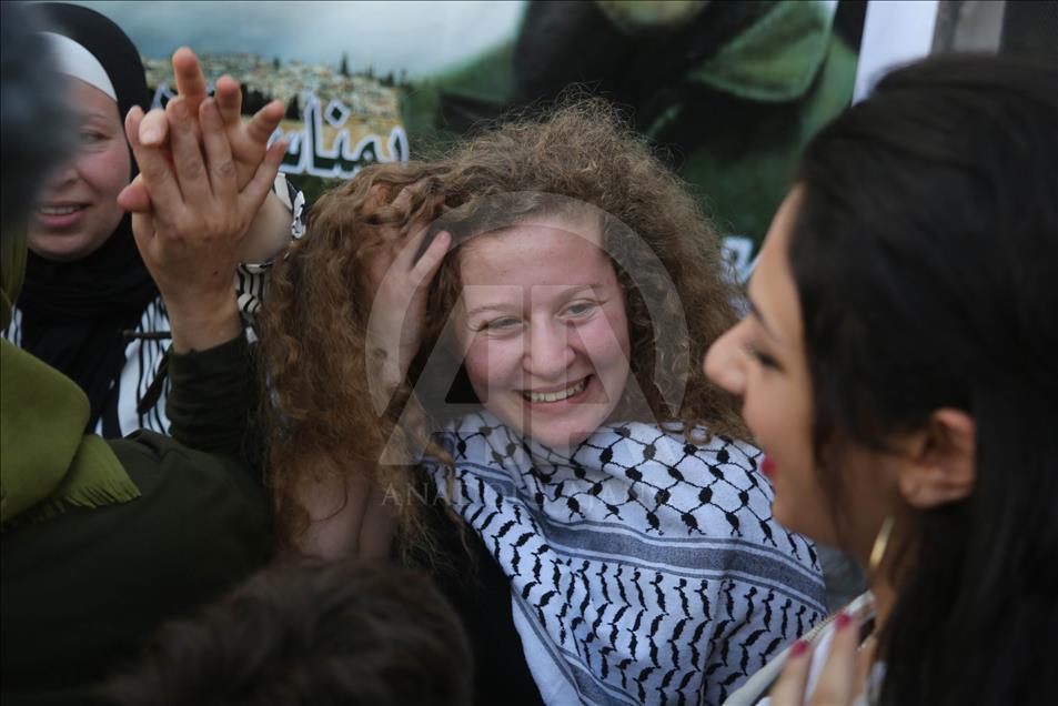 Remaja Palestina Ahed al-Tamimi di bebaskan dari penjara Israel