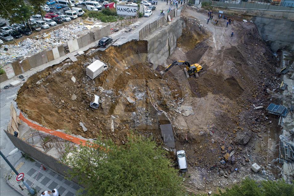 Ümraniye'de inşaatın istinat duvarı çöktü