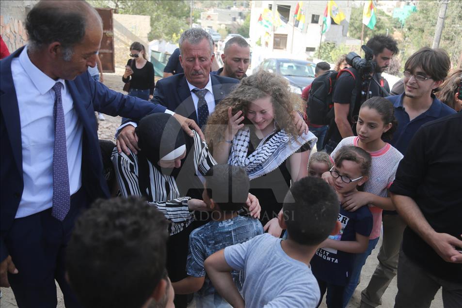 Remaja Palestina Ahed al-Tamimi di bebaskan dari penjara Israel