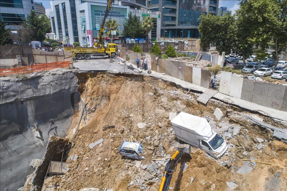 Ümraniye'de inşaatın istinat duvarı çöktü