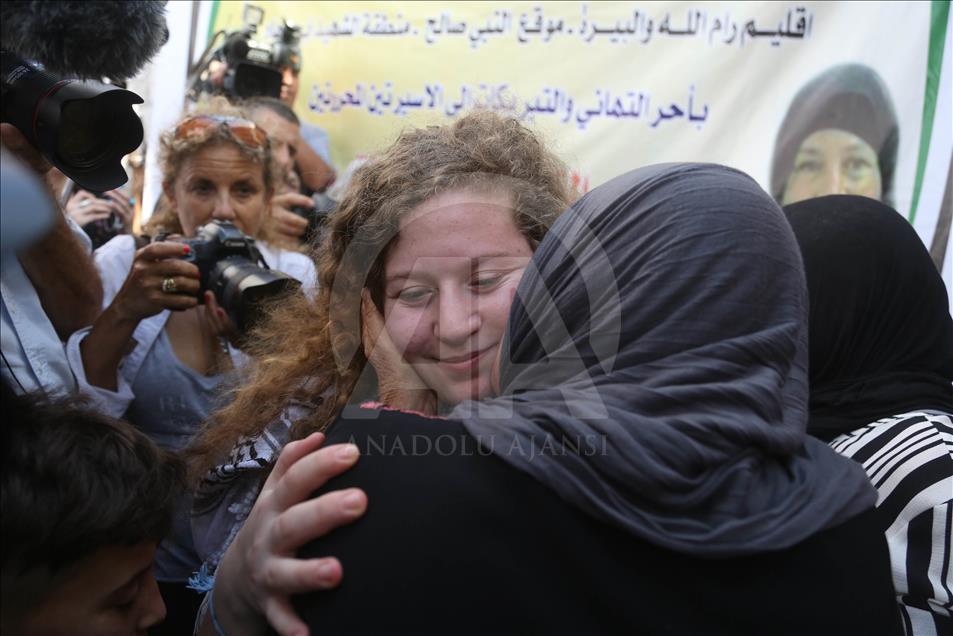Remaja Palestina Ahed al-Tamimi di bebaskan dari penjara Israel