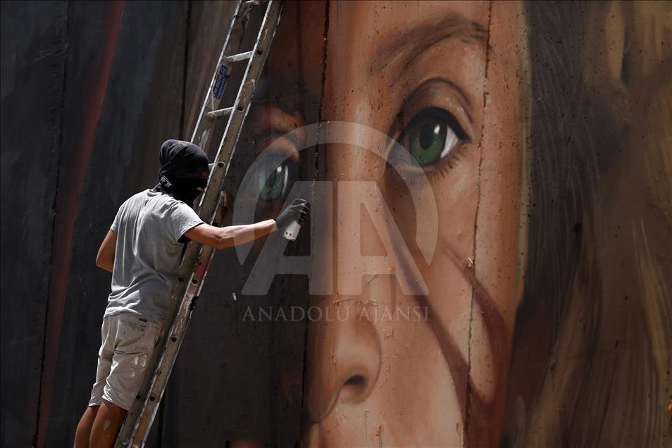 Israel detiene a artistas italianos por pintar mural de joven ícono de la resistencia palestina