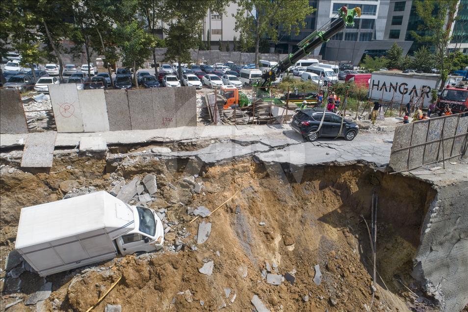 Ümraniye'de inşaatın istinat duvarı çöktü